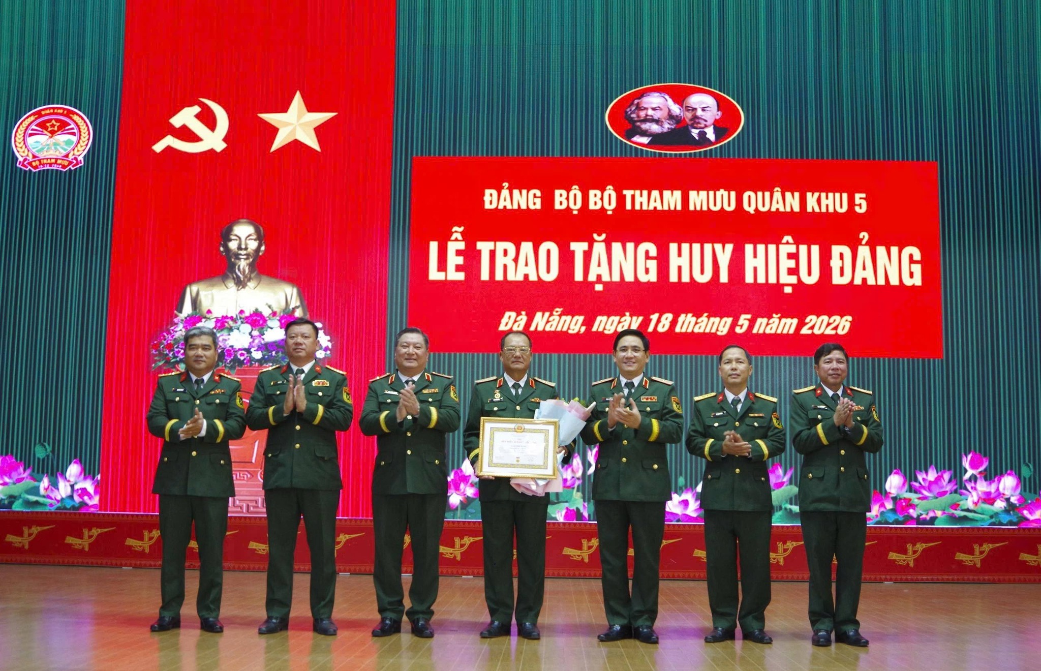 ĐẢNG ỦY BỘ THAM MƯU TỔ CHỨC LỄ TRAO  TẶNG HUY HIỆU ĐẢNG ĐỢT 19/5