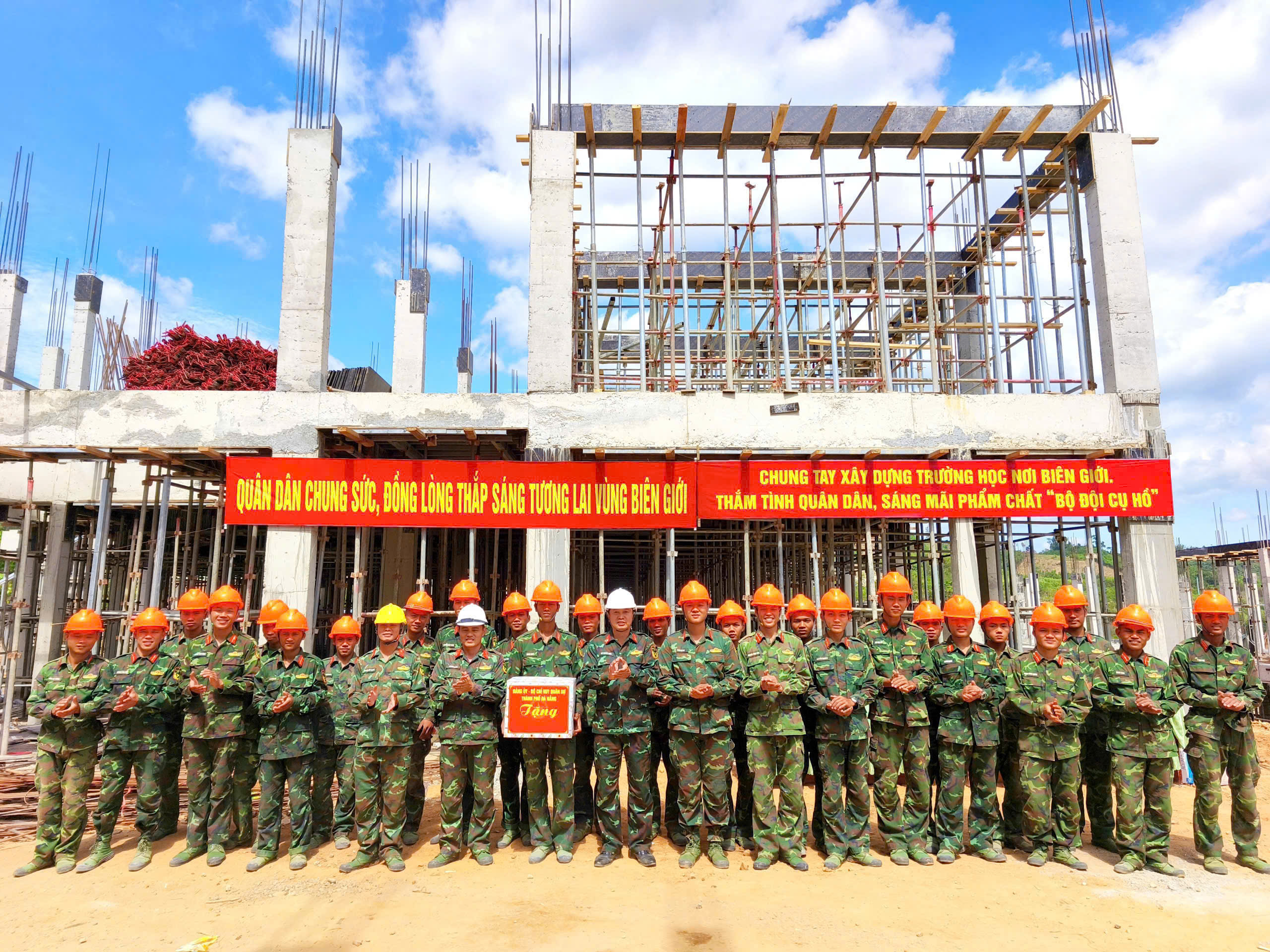 GƯƠNG SÁNG LÊ CHÍ CÔNG - NGƯỜI CHIẾN SĨ TRẺ TÀI NĂNG VỚI NHIỆT HUYẾT VÀ QUYẾT TÂM TIẾP NỐI ƯỚC MƠ CHO CÁC EM NHỎ TẠI VÙNG PHÊN DẬU CỦA TỔ QUỐC