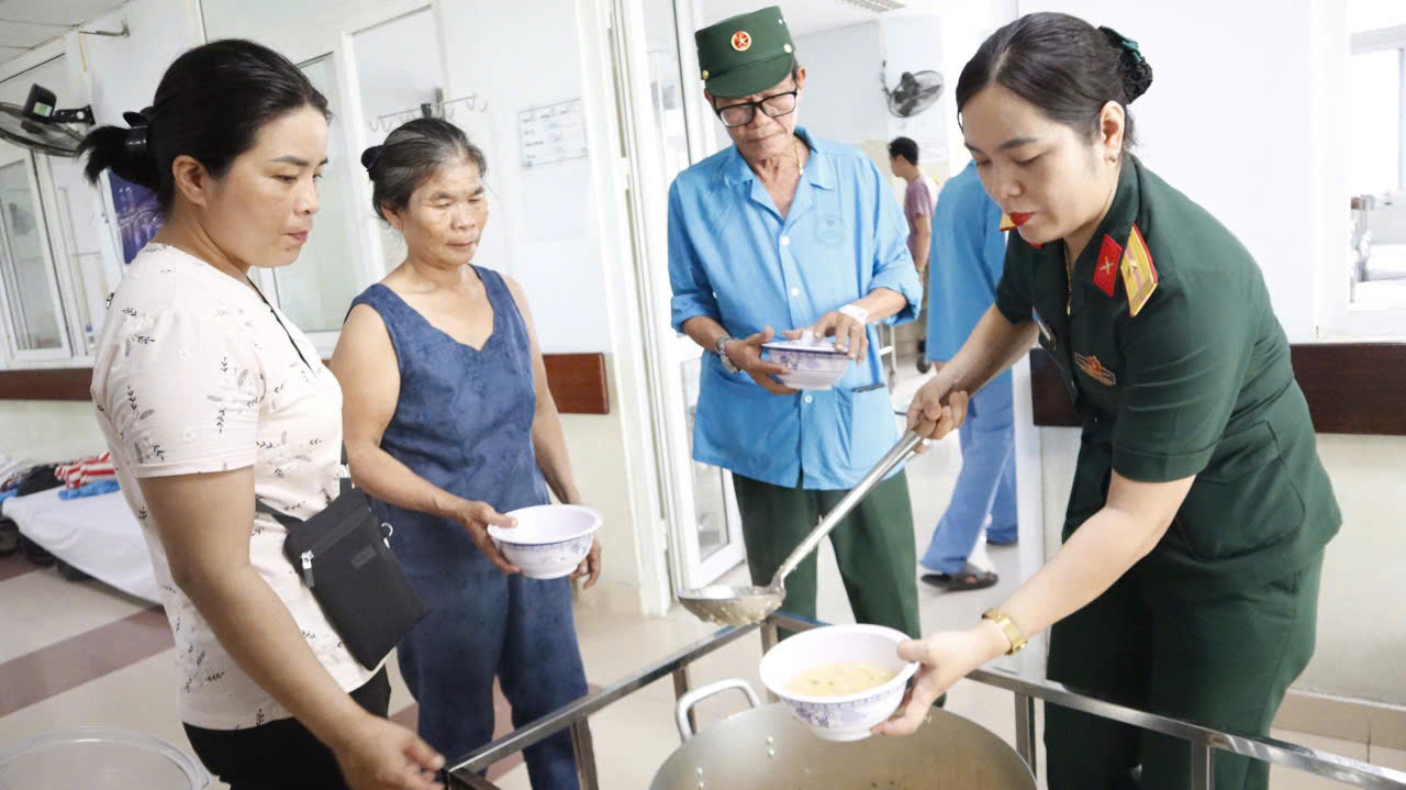 NGƯỜI CÁN BỘ HỘI PHỤ NỮ TẬN TỤY